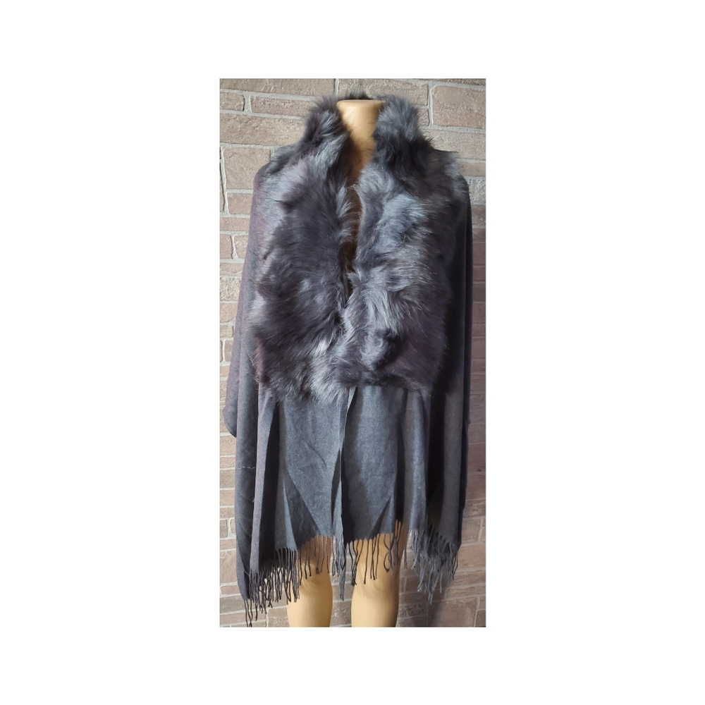 Grey Shawl with fur